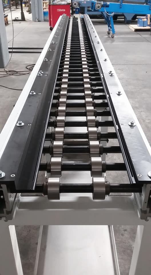 Roller conveyor with half rollers